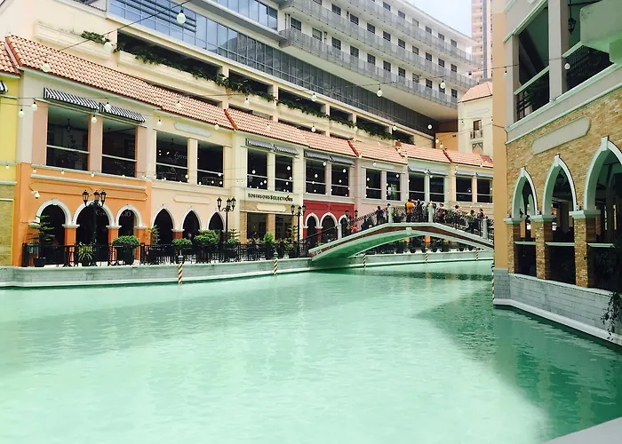 Venice, Mckinley Hill Bgc